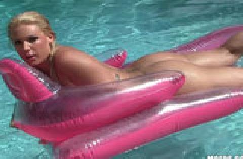 Privates Outdoor Sexvideo blonder Bikini Schlampe beim Strippen und Masturbieren